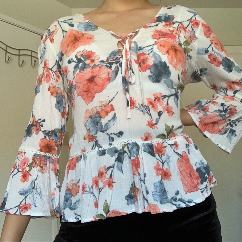 A&F Flowy flower top